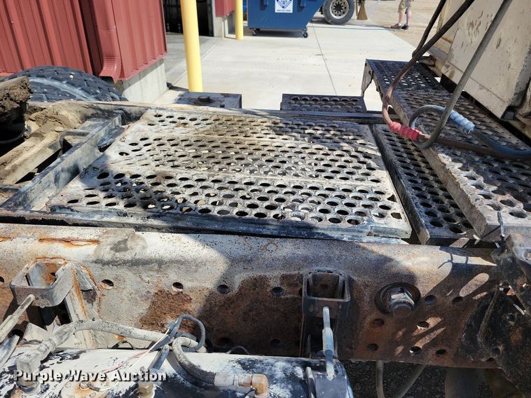 image for item JO9122 2006 Ottawa 30  yard truck