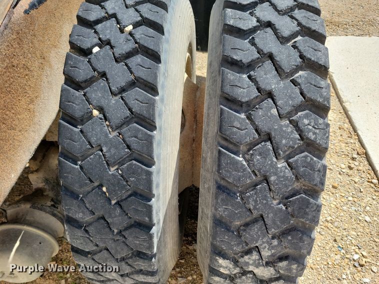 image for item JO9122 2006 Ottawa 30  yard truck