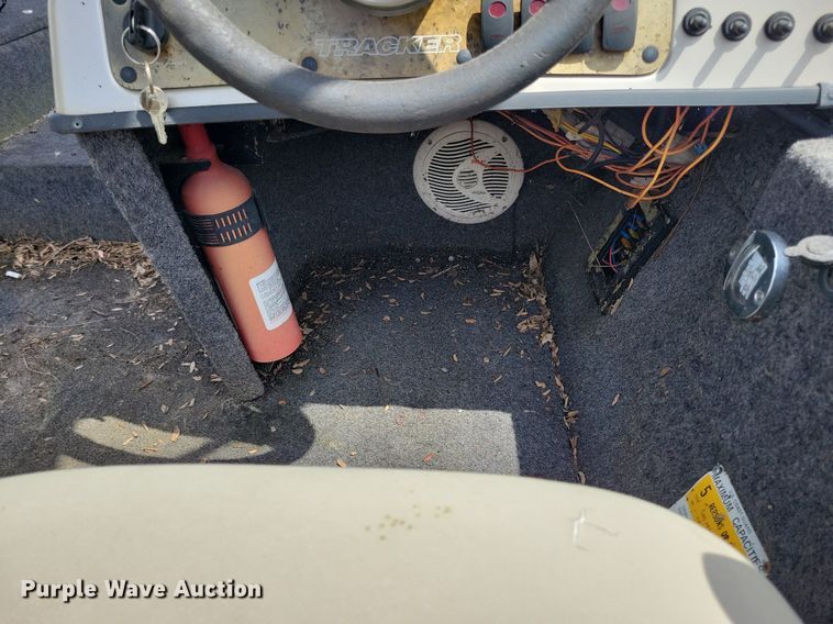 image for item JO9129 2001 Bass Tracker Pro 185  boat