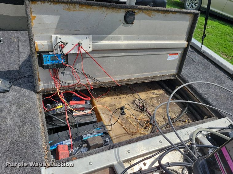 image for item JO9129 2001 Bass Tracker Pro 185  boat