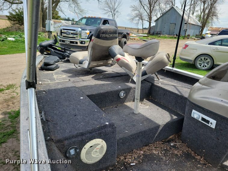 image for item JO9129 2001 Bass Tracker Pro 185  boat