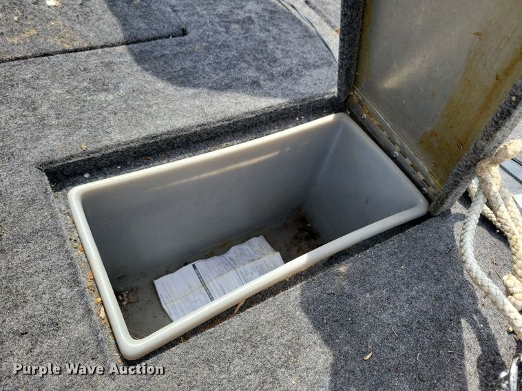 image for item JO9129 2001 Bass Tracker Pro 185  boat