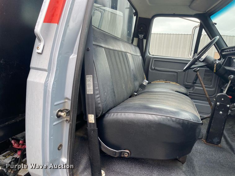 image for item KB9438 1998 Ford F800  dump flatbed truck