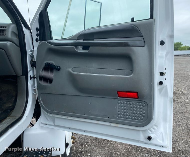 image for item KB9439 2008 Ford F650 Super Duty XLT  flatbed truck