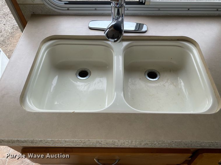 image for item KB9440 2003 Ford E450 Super Duty  RV