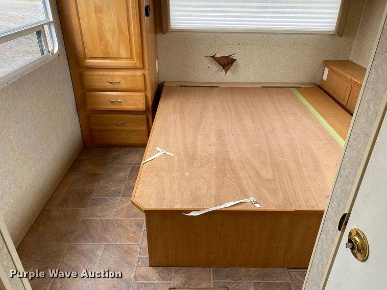 image for item KB9440 2003 Ford E450 Super Duty  RV