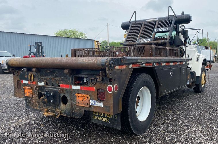 image for item KB9456 1998 Ford F800  winch truck