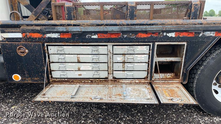 image for item KB9456 1998 Ford F800  winch truck