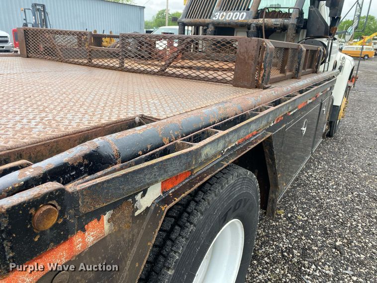 image for item KB9456 1998 Ford F800  winch truck