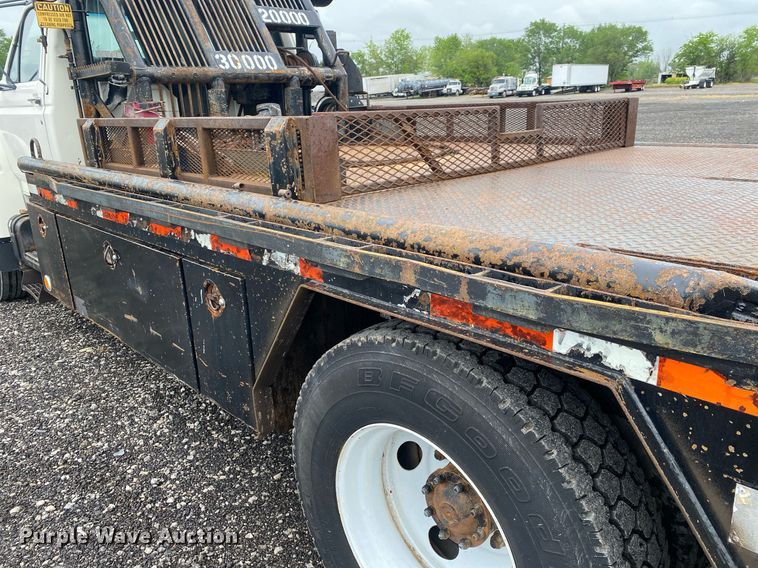 image for item KB9456 1998 Ford F800  winch truck