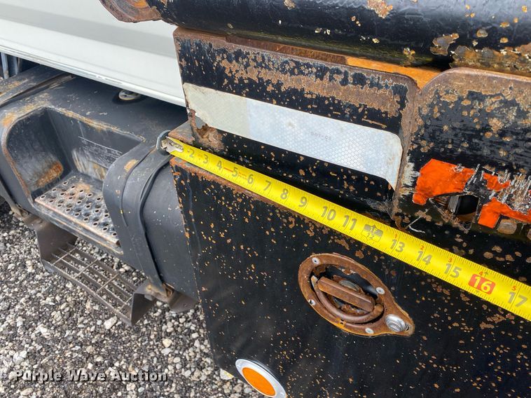 image for item KB9456 1998 Ford F800  winch truck