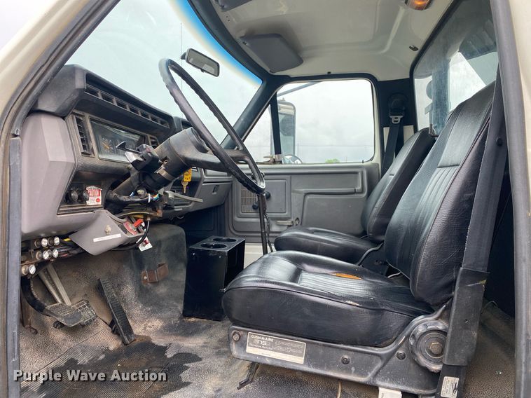 image for item KB9456 1998 Ford F800  winch truck