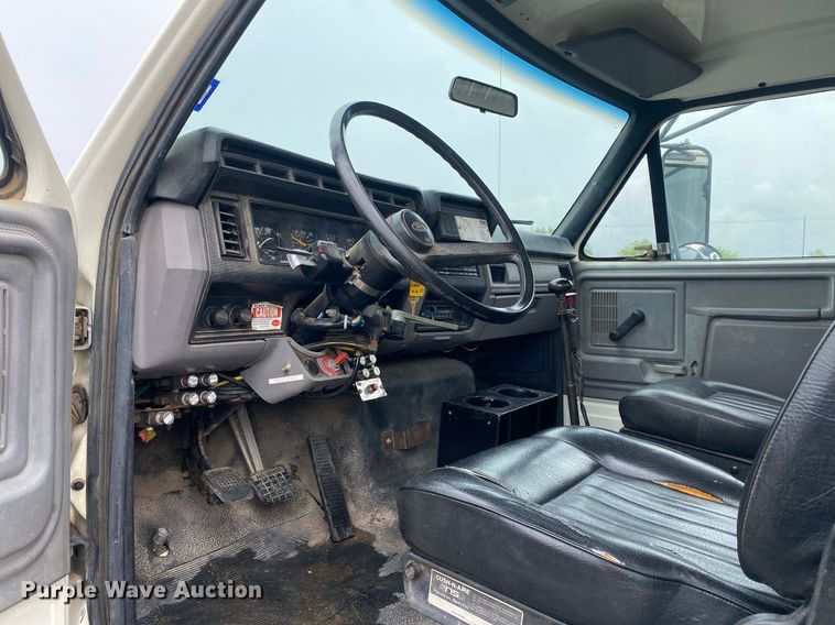 image for item KB9456 1998 Ford F800  winch truck