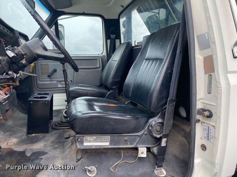 image for item KB9456 1998 Ford F800  winch truck