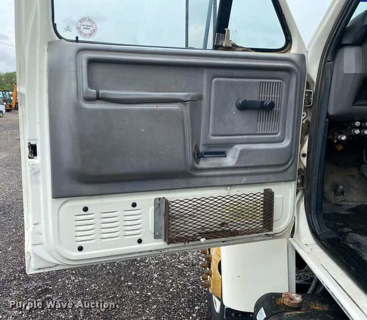 image for item KB9456 1998 Ford F800  winch truck