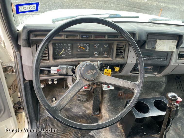 image for item KB9456 1998 Ford F800  winch truck