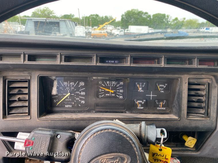 image for item KB9456 1998 Ford F800  winch truck