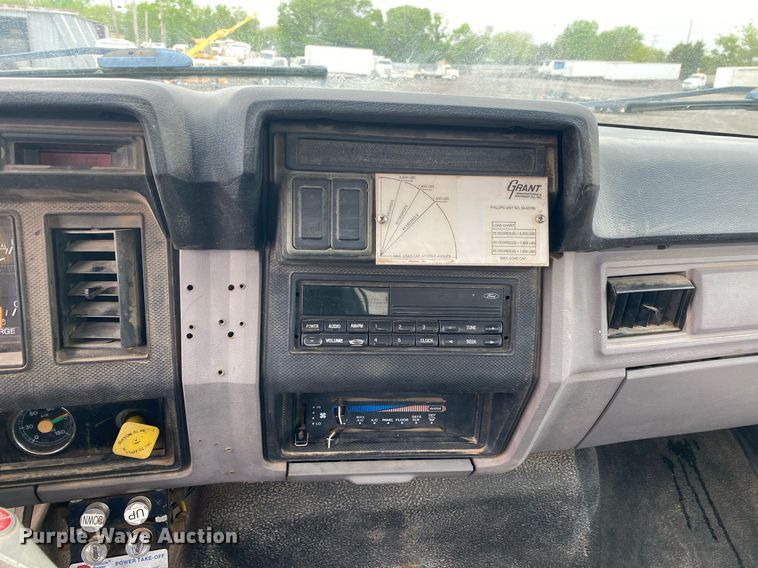 image for item KB9456 1998 Ford F800  winch truck