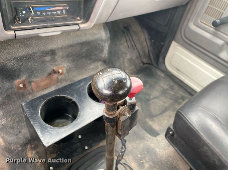 image for item KB9456 1998 Ford F800  winch truck