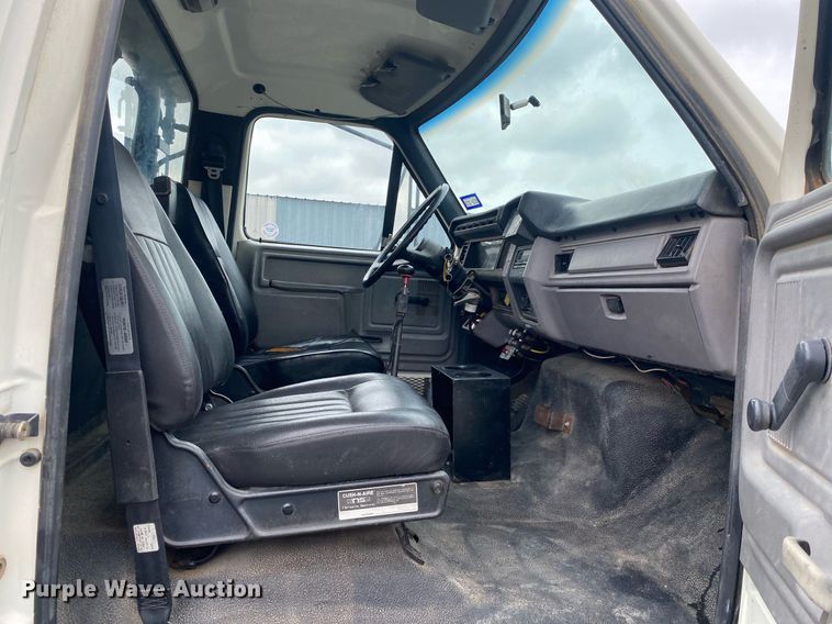 image for item KB9456 1998 Ford F800  winch truck