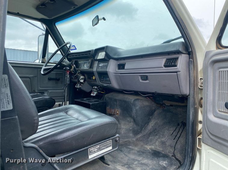 image for item KB9456 1998 Ford F800  winch truck