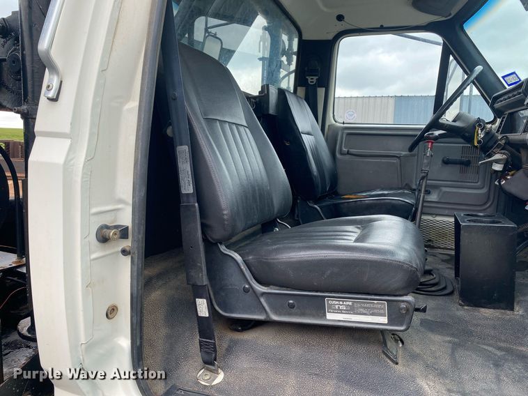 image for item KB9456 1998 Ford F800  winch truck