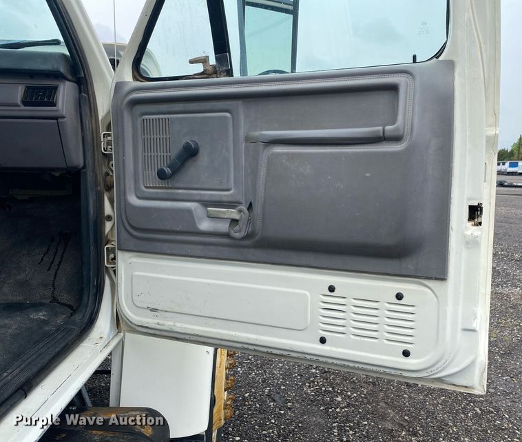 image for item KB9456 1998 Ford F800  winch truck