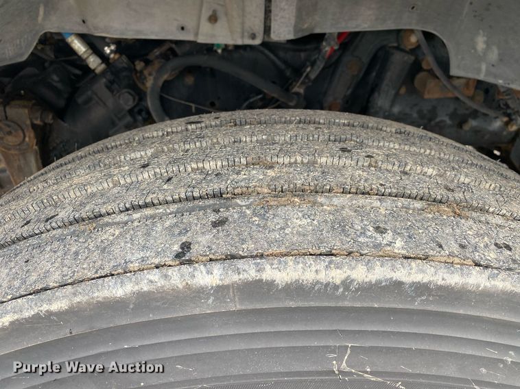 image for item KB9456 1998 Ford F800  winch truck