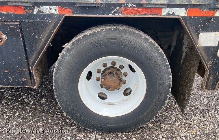 image for item KB9456 1998 Ford F800  winch truck