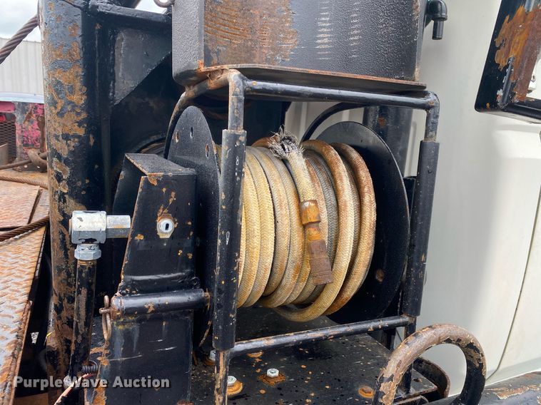 image for item KB9456 1998 Ford F800  winch truck