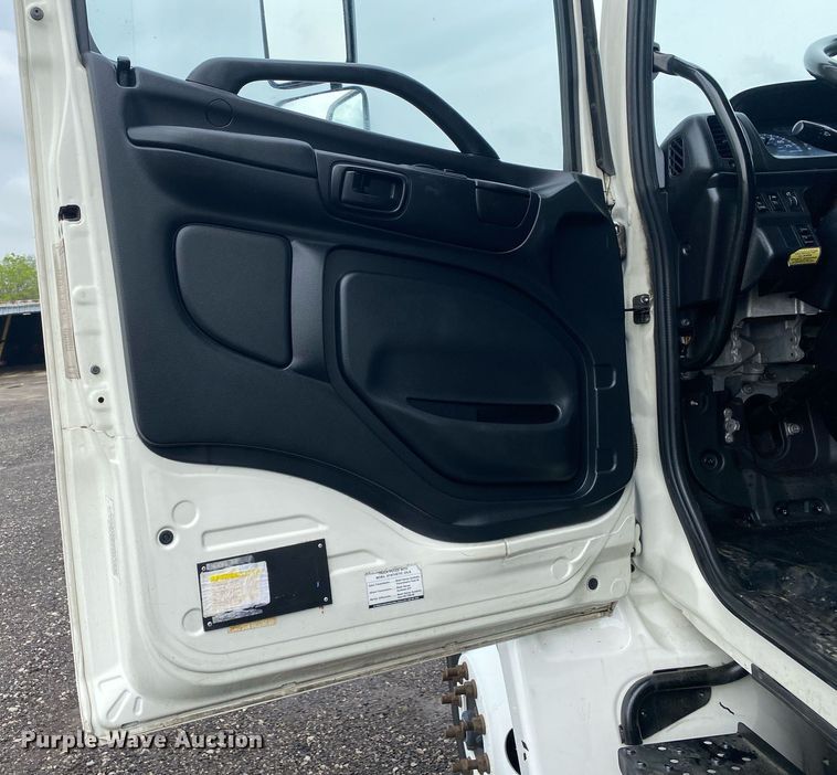 image for item KB9458 2010 Hino 268  box truck