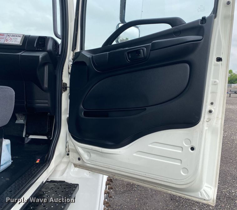 image for item KB9458 2010 Hino 268  box truck