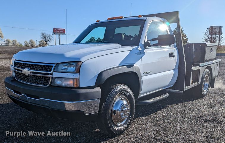 image for item KB9548 2005 Chevrolet Silverado 3500  flatbed pickup truck