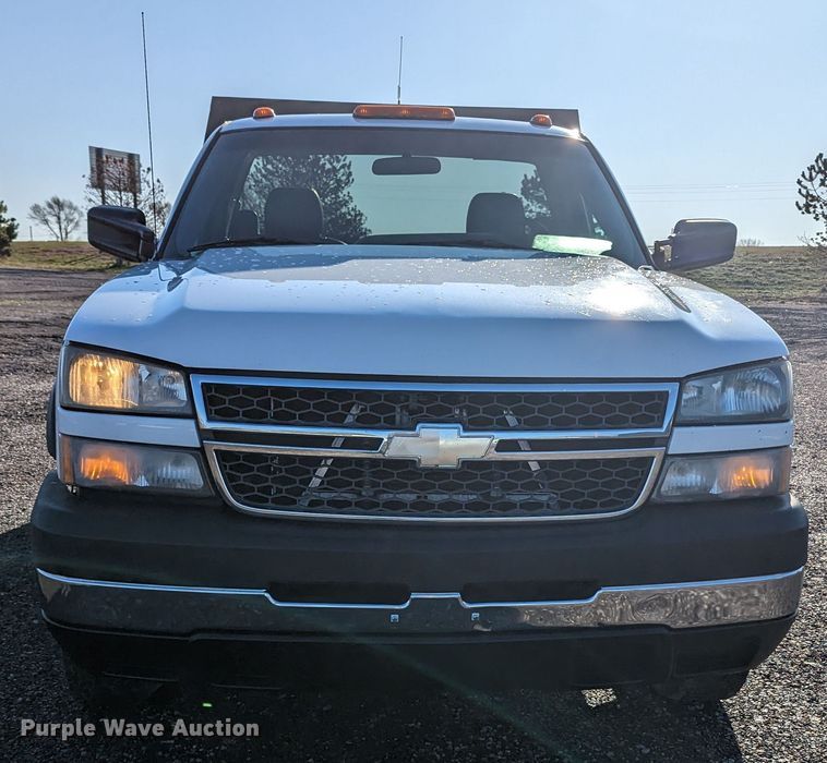 image for item KB9548 2005 Chevrolet Silverado 3500  flatbed pickup truck