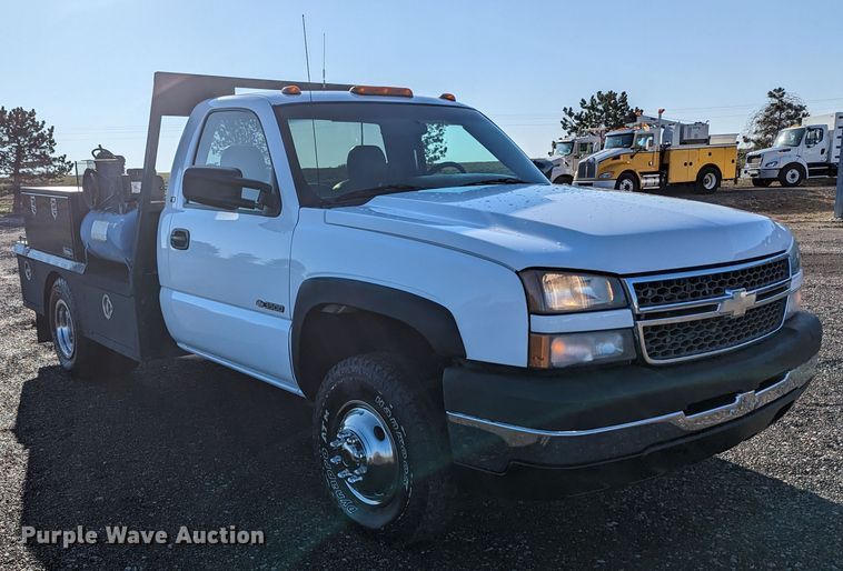 image for item KB9548 2005 Chevrolet Silverado 3500  flatbed pickup truck