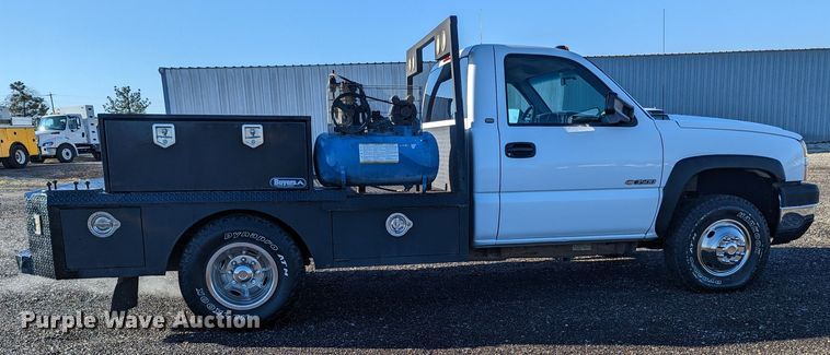 image for item KB9548 2005 Chevrolet Silverado 3500  flatbed pickup truck