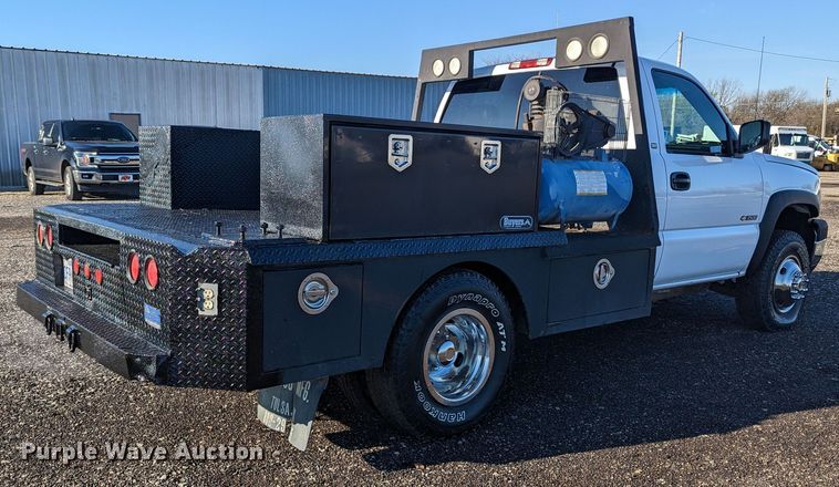 image for item KB9548 2005 Chevrolet Silverado 3500  flatbed pickup truck