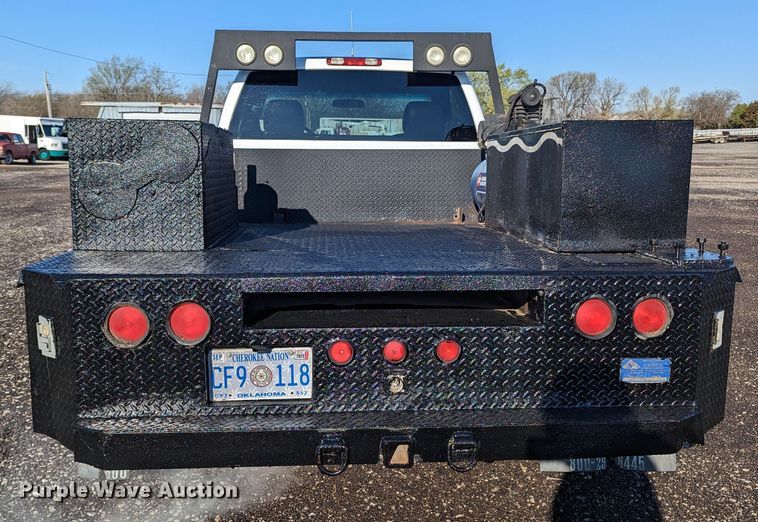 image for item KB9548 2005 Chevrolet Silverado 3500  flatbed pickup truck