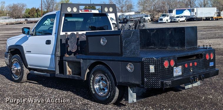 image for item KB9548 2005 Chevrolet Silverado 3500  flatbed pickup truck