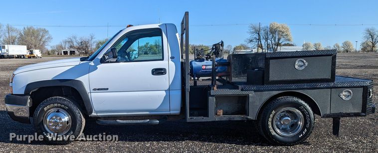 image for item KB9548 2005 Chevrolet Silverado 3500  flatbed pickup truck