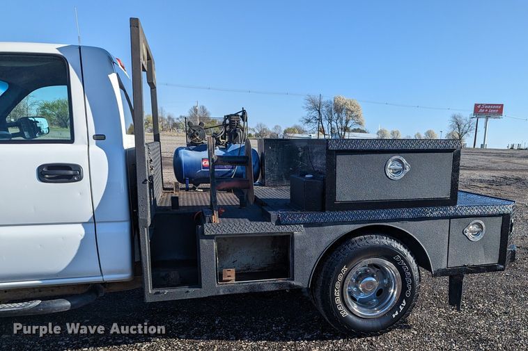 image for item KB9548 2005 Chevrolet Silverado 3500  flatbed pickup truck
