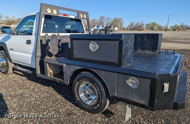 image for item KB9548 2005 Chevrolet Silverado 3500  flatbed pickup truck
