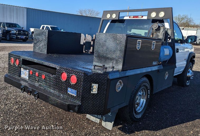 image for item KB9548 2005 Chevrolet Silverado 3500  flatbed pickup truck