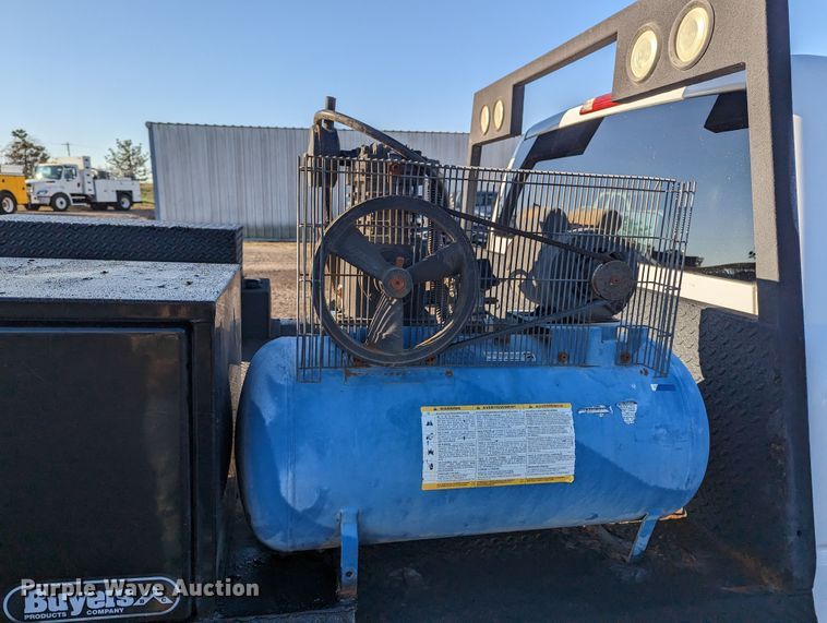 image for item KB9548 2005 Chevrolet Silverado 3500  flatbed pickup truck