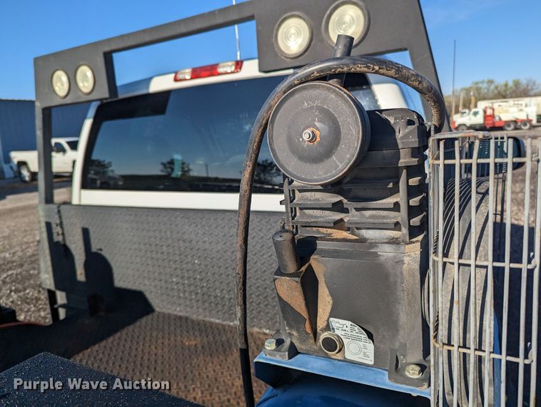 image for item KB9548 2005 Chevrolet Silverado 3500  flatbed pickup truck