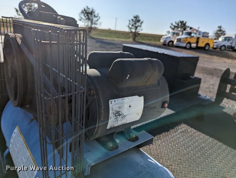 image for item KB9548 2005 Chevrolet Silverado 3500  flatbed pickup truck