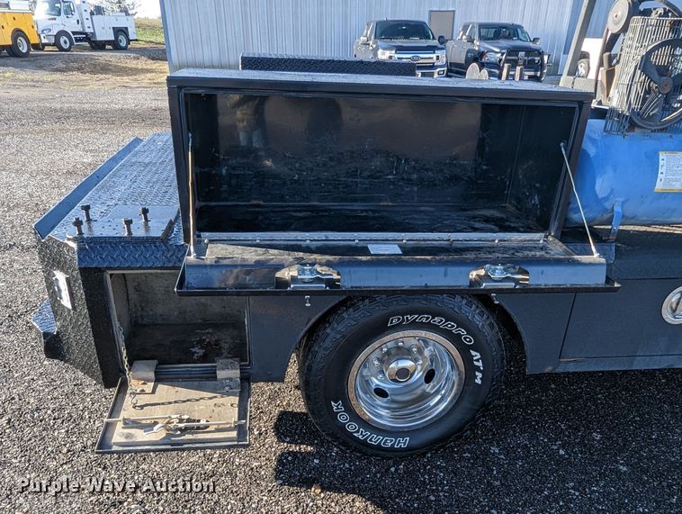 image for item KB9548 2005 Chevrolet Silverado 3500  flatbed pickup truck