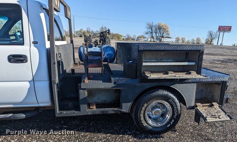 image for item KB9548 2005 Chevrolet Silverado 3500  flatbed pickup truck