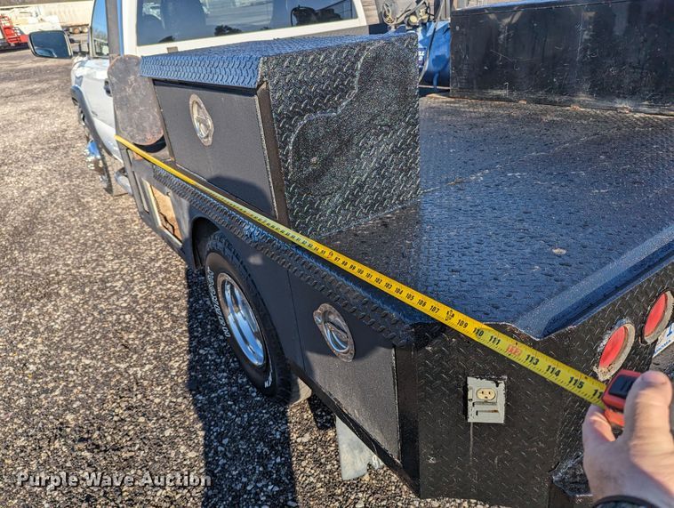 image for item KB9548 2005 Chevrolet Silverado 3500  flatbed pickup truck