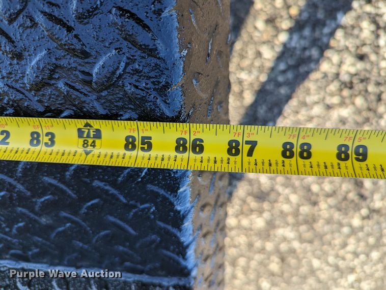 image for item KB9548 2005 Chevrolet Silverado 3500  flatbed pickup truck